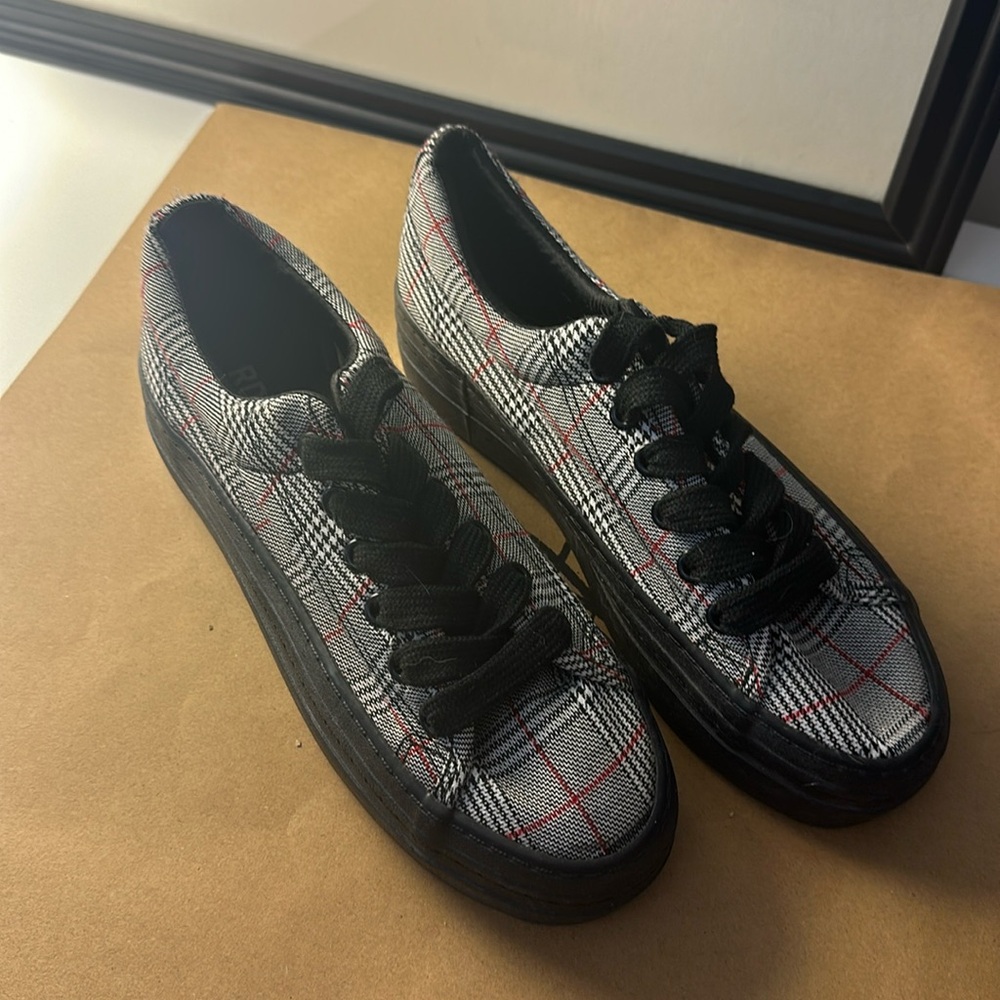 nwt: plaid low tops